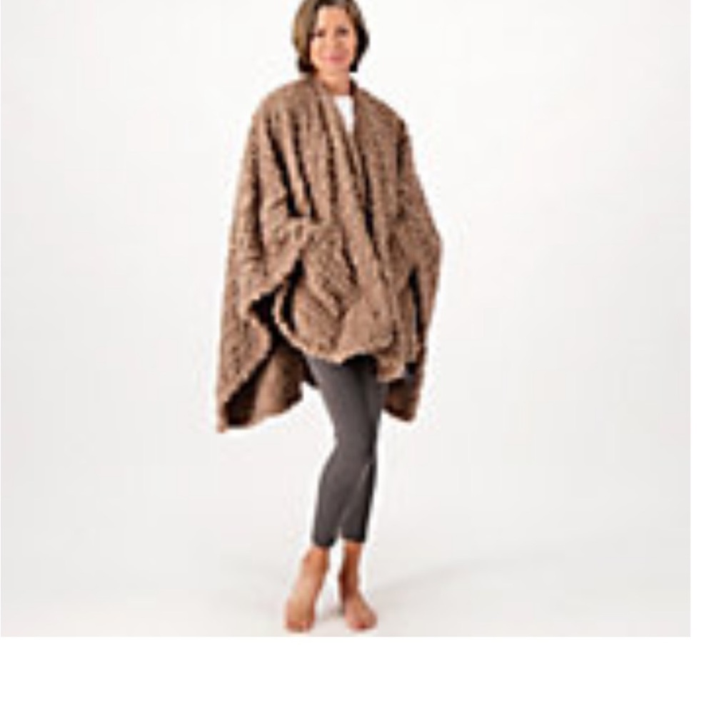 (NWT) Mocha Color Berkshire Sherpa Cape Throw